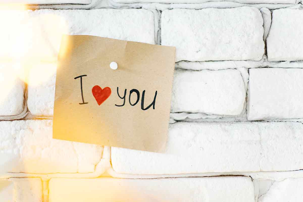 kurze Valentinstag-Sprüche und Gedichte mit "Ich liebe dich" auf Zettel für Valentins-Gruß