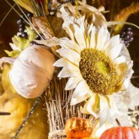 Getrocknete Sonnenblume im Gesteck