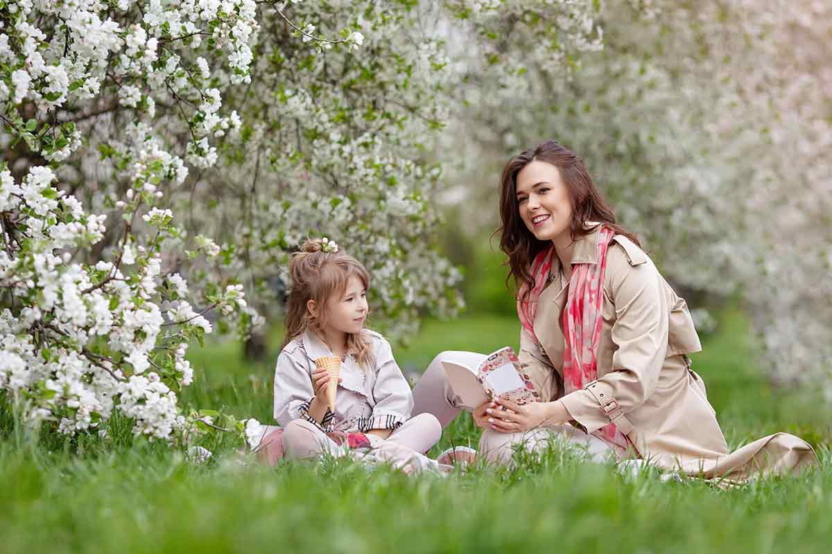 Mutter und Tochter bei Apfelblüte