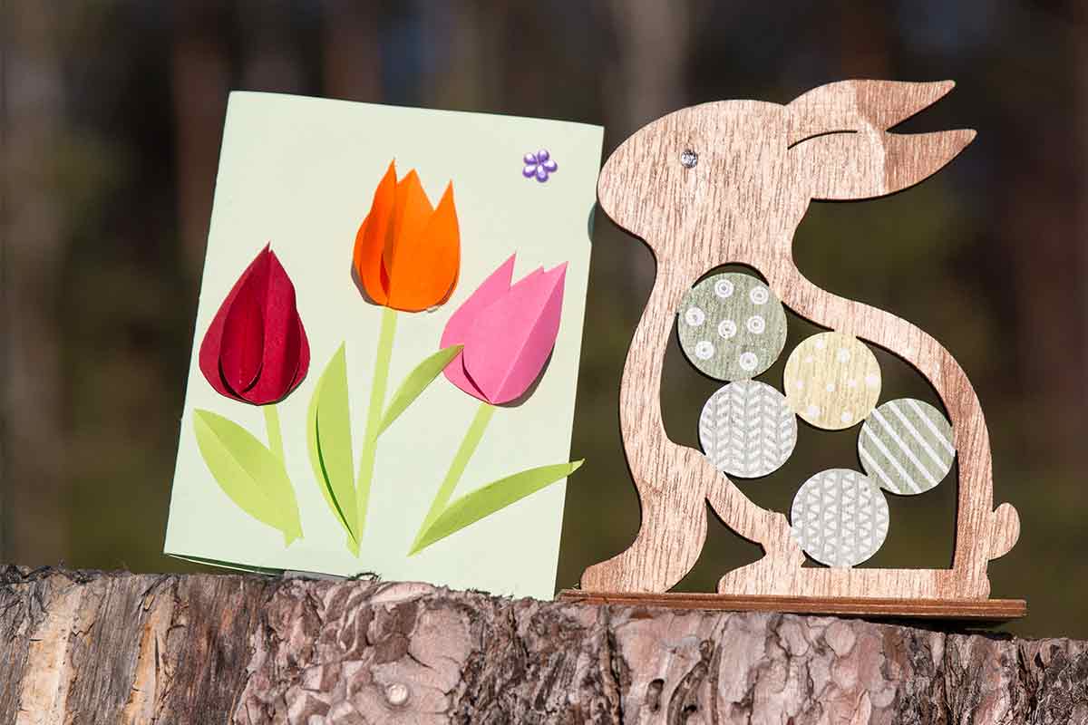 Karte mit Tulpen und Osterdeko