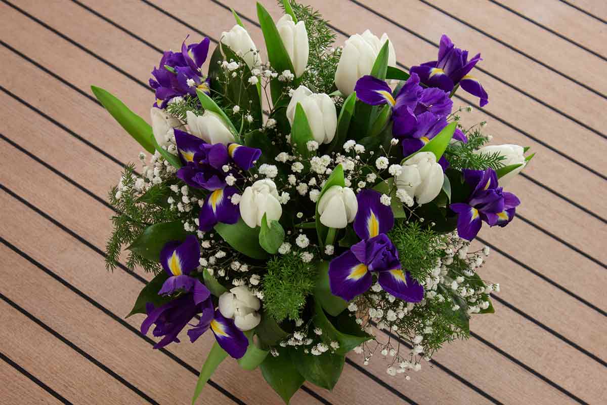 Weiß-lila Tulpenstrauß