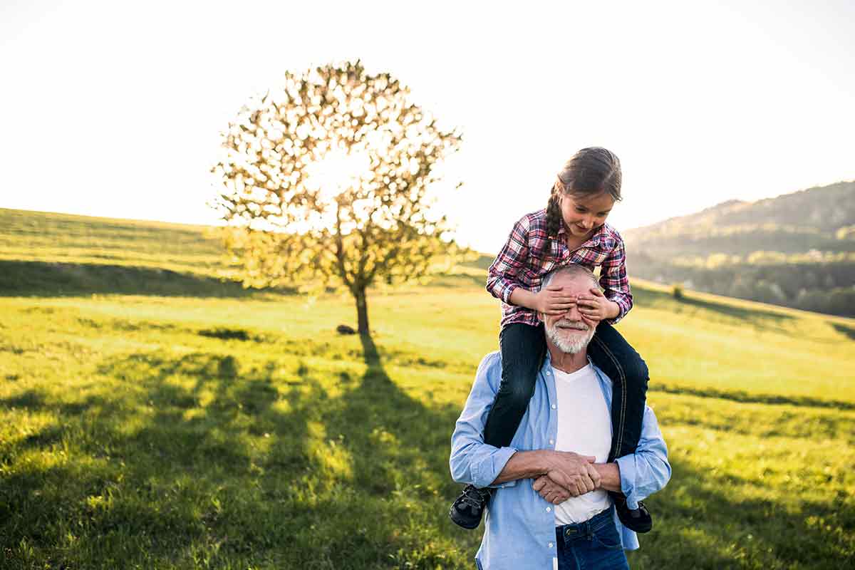 Opa mit Enkelin in Natur