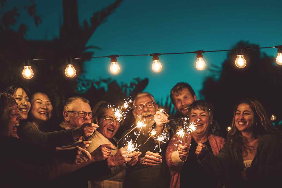 Große Familie feiert zusammen Geburtstag