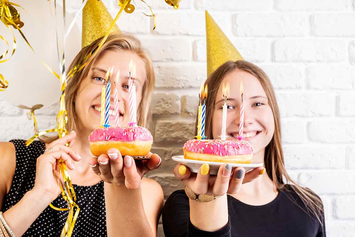 Zwei Schwestern feiern zusammen Geburtstag