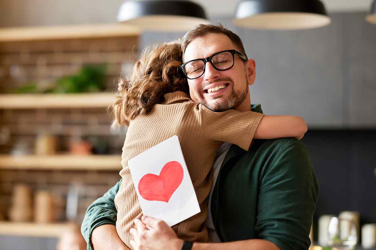 Vater freut sich über Geburtstagswünsche von Tochter