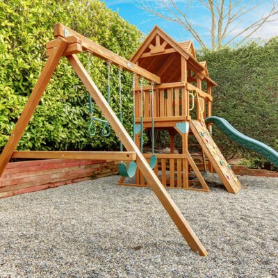 Schöner Holzspielplatz im Garten