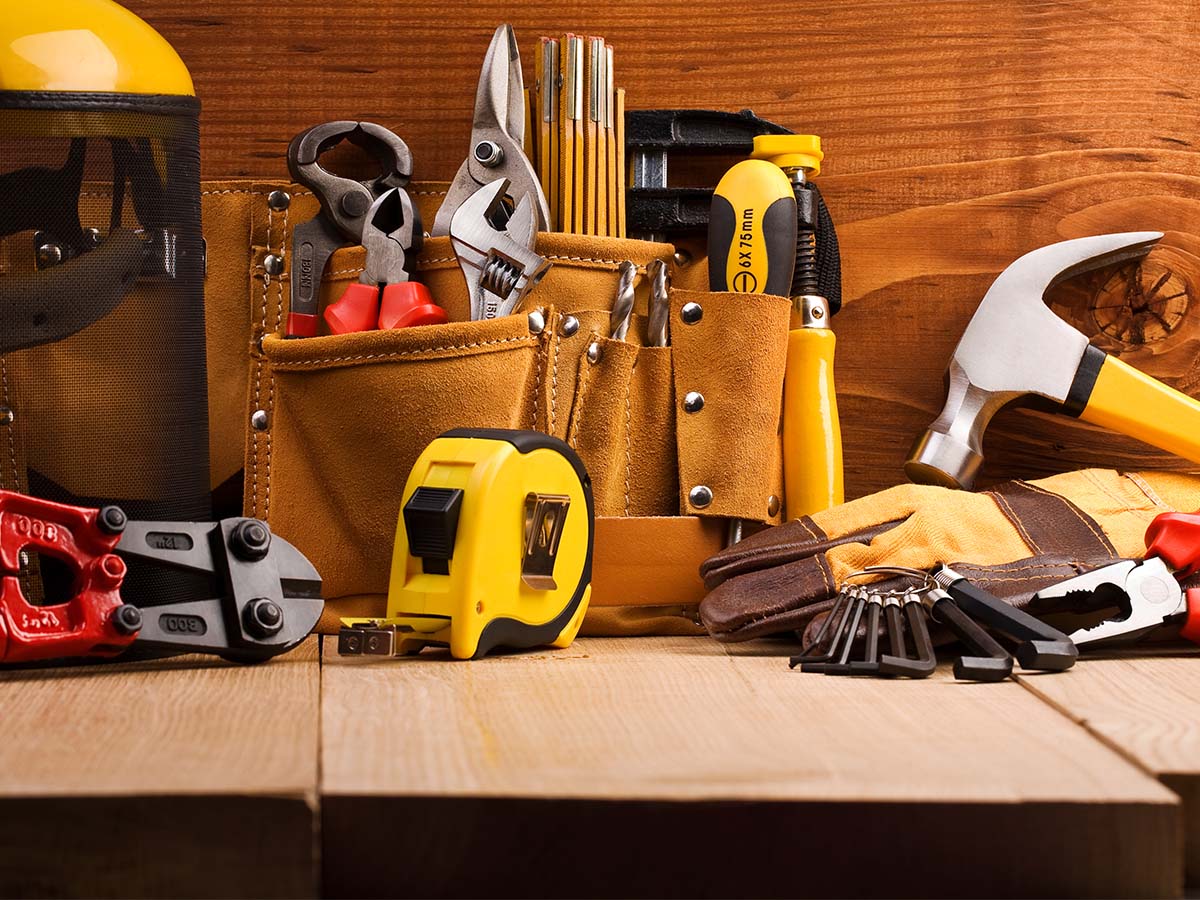 Werkzeuge zum Bau von Kinder-Spielplatz auf Tisch