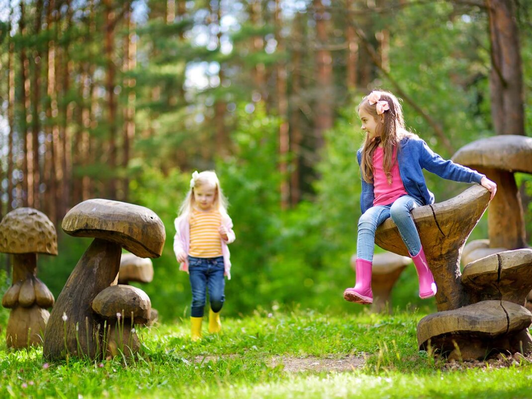 Zwei Mädchen spielen auf Naturspielplatz