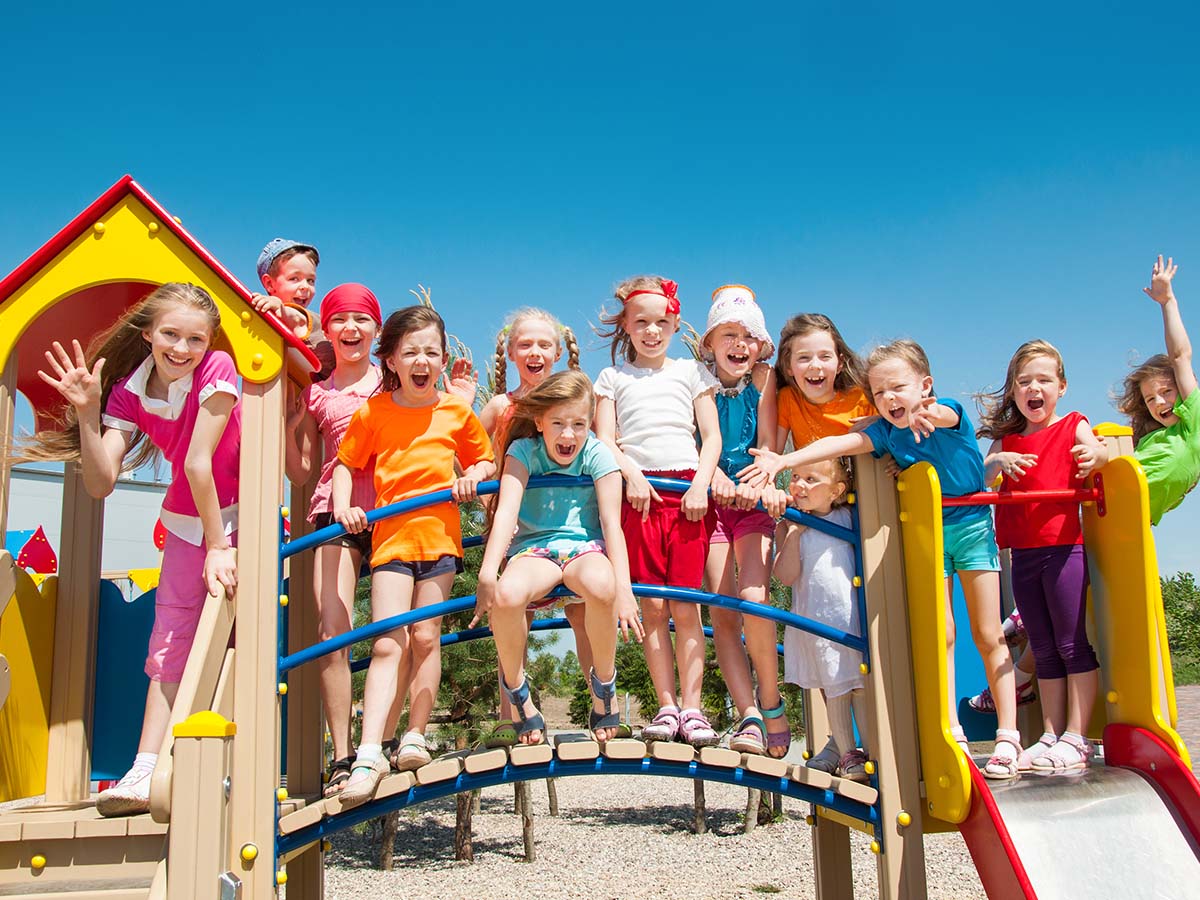 Gruppe von Kindern freut sich auf Kinder-Spielplatz