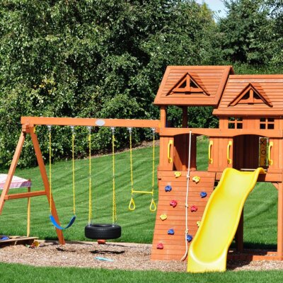Spielplatz mit Kletterwand