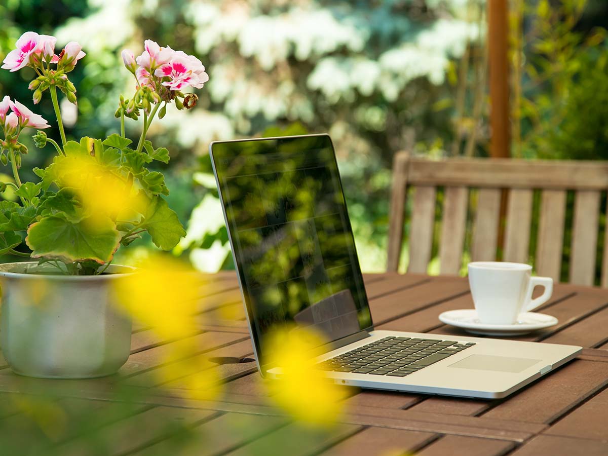 Laptop im Garten auf Tisch 