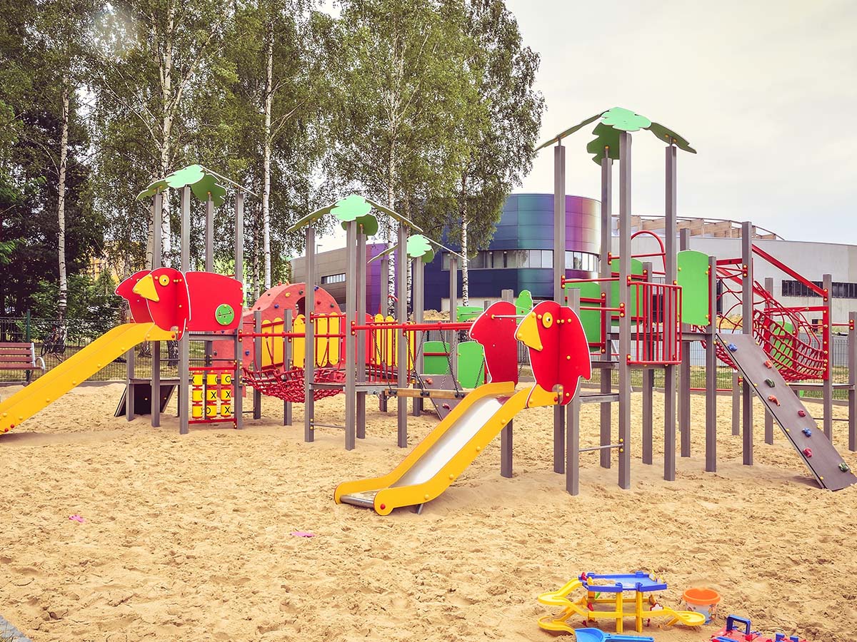 Großer Kinder-Spielplatz mit verschiedenen Elementen