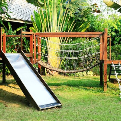 Kinderspielplatz mit Klettergerüst