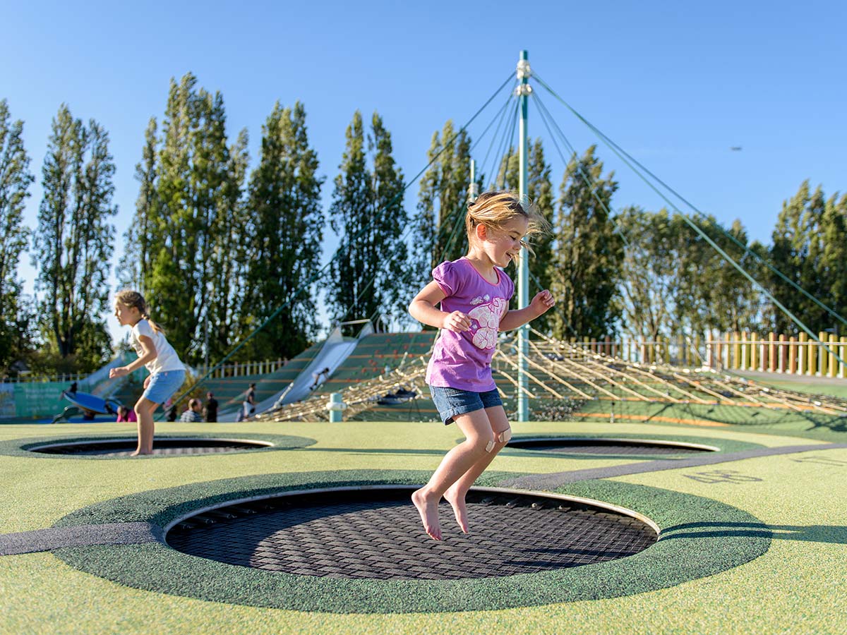 Kinder springen auf Trampolin auf Kinder-Spielplatz