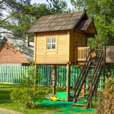 Tolles Baumbaus in eigenem Garten