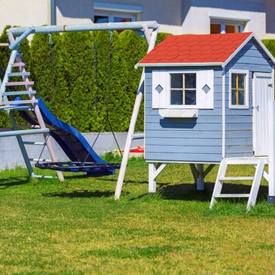 Kleiner Spielplatz in schönem Garten