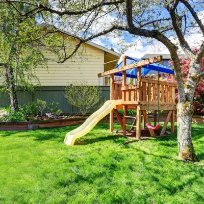 Selbstgebauter Spielplatz in Garten