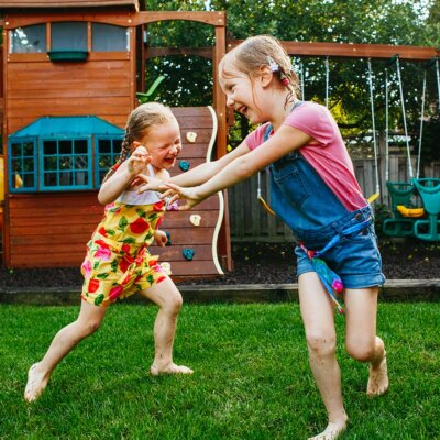 Mädchen spielen auf Spielplatz