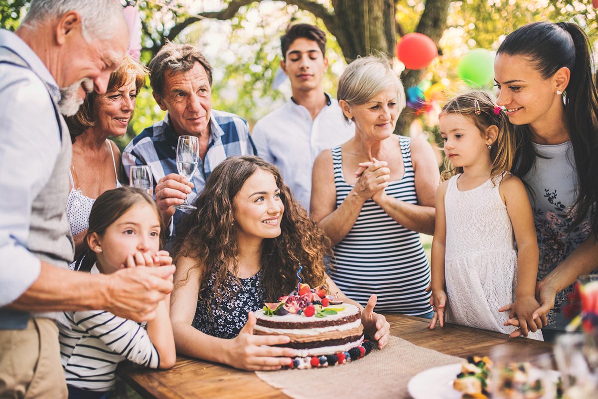 Familie feiert zusammen Geburtstag in Garten