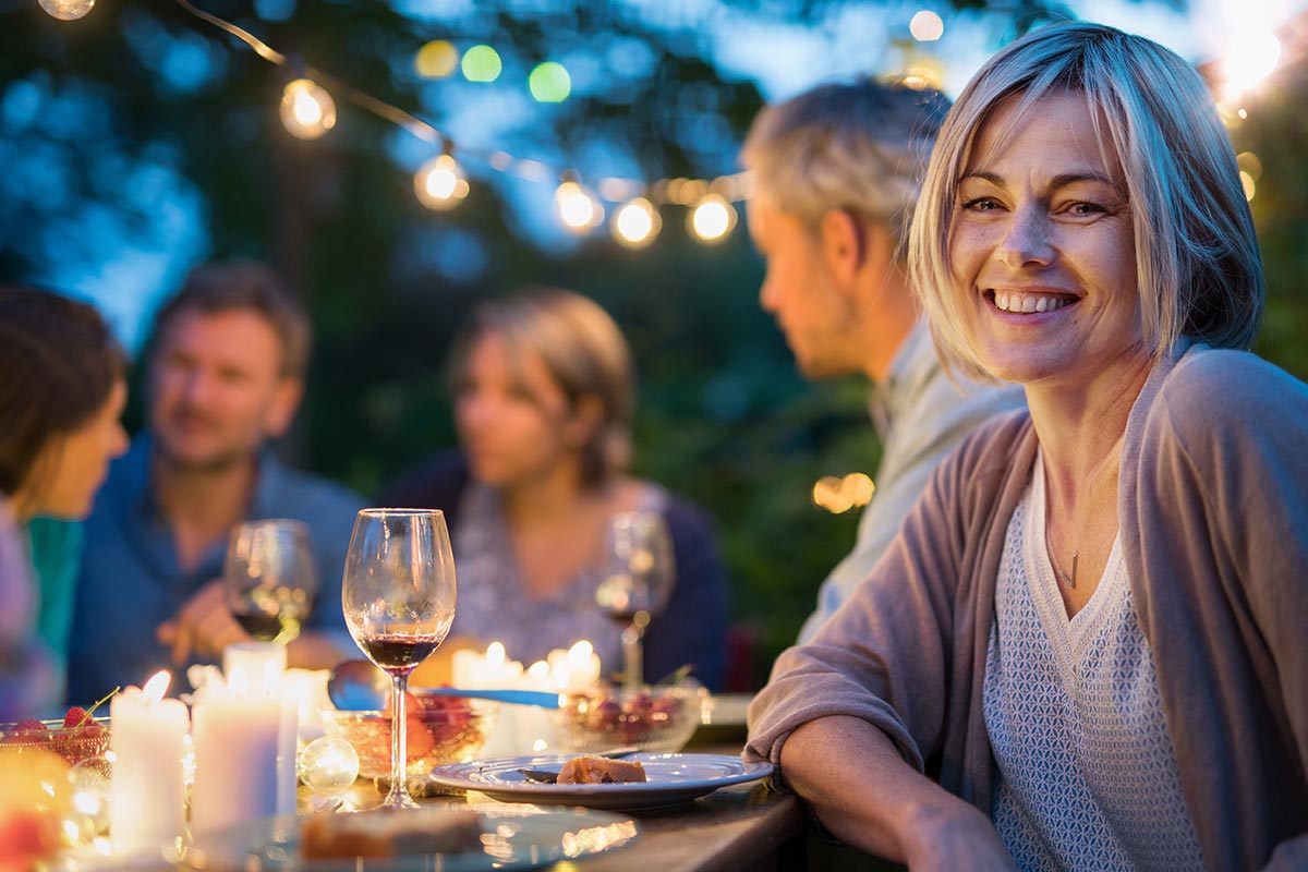 Frau feiert mit Freuden 40. Geburtstag in Garten
