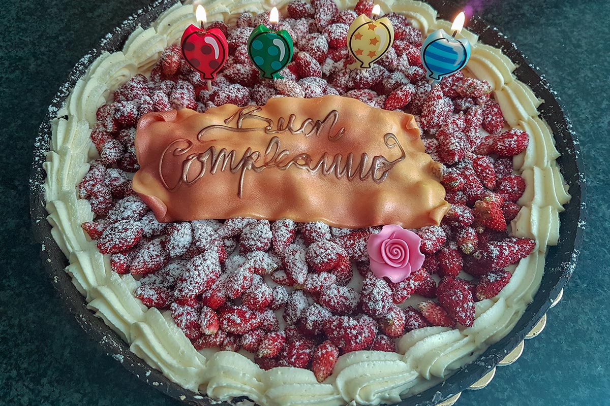 Geburtstagstorte mit Buon Compleanno auf Italienisch