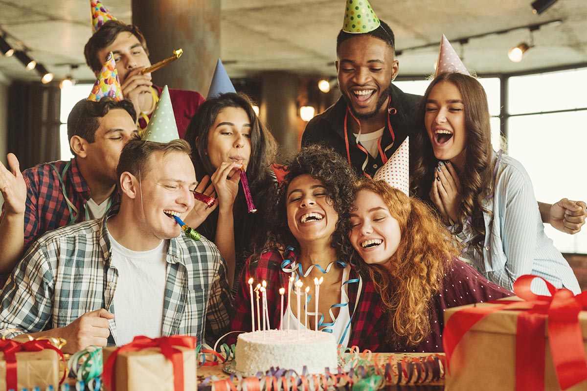 Freunde freuen sich über "Alles Gute zum Geburtstag"