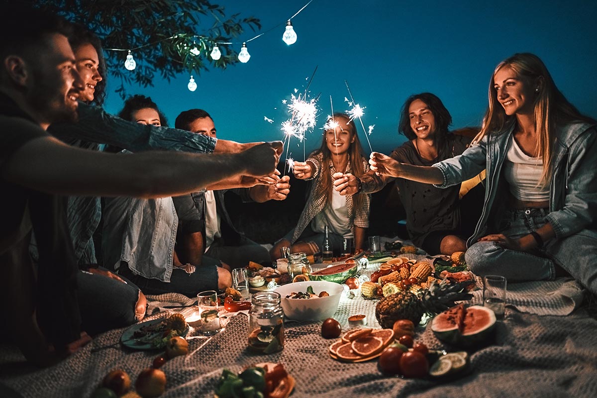 Freunde feiern abends 25. Geburtstag mit Geburtstags-Text