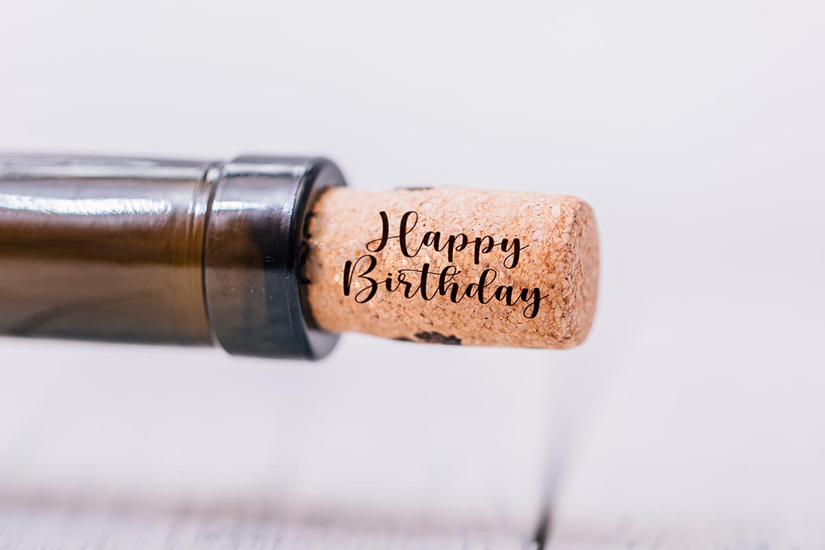 Happy Birthday auf Korken von Flasche