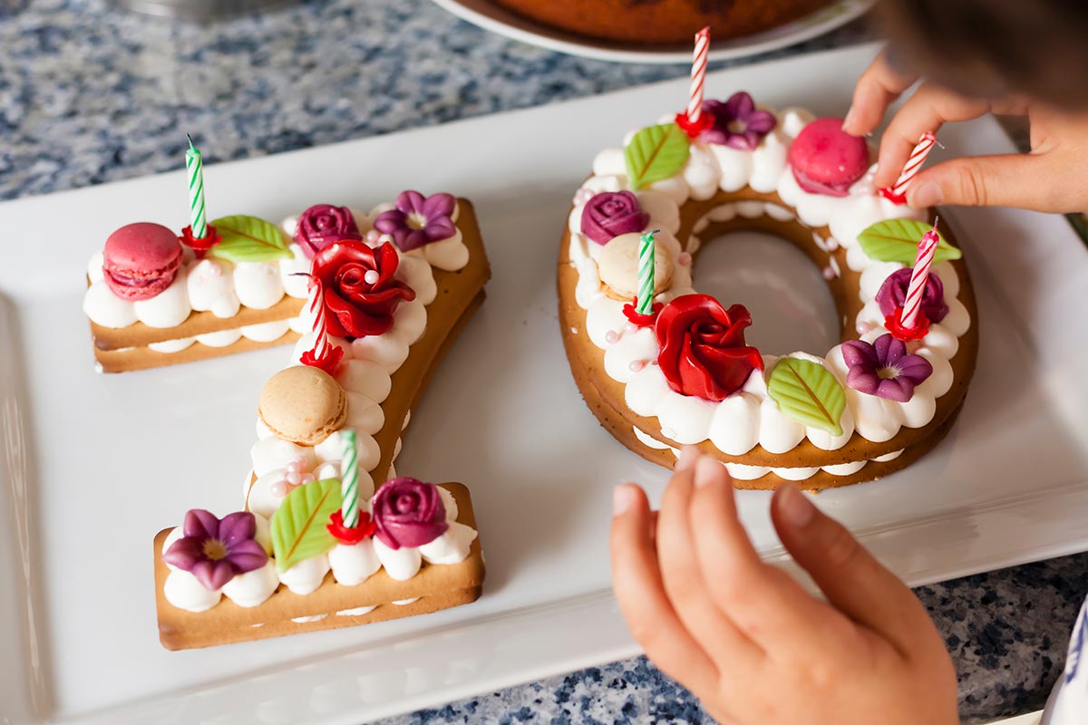 Geburtstagstorte zum 70. Geburtstag mit Kerzen