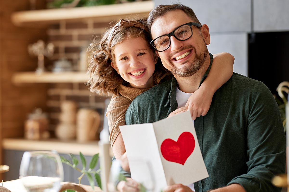 Vater freut sich mit Tochter über herzliche Geburtstagswünsche