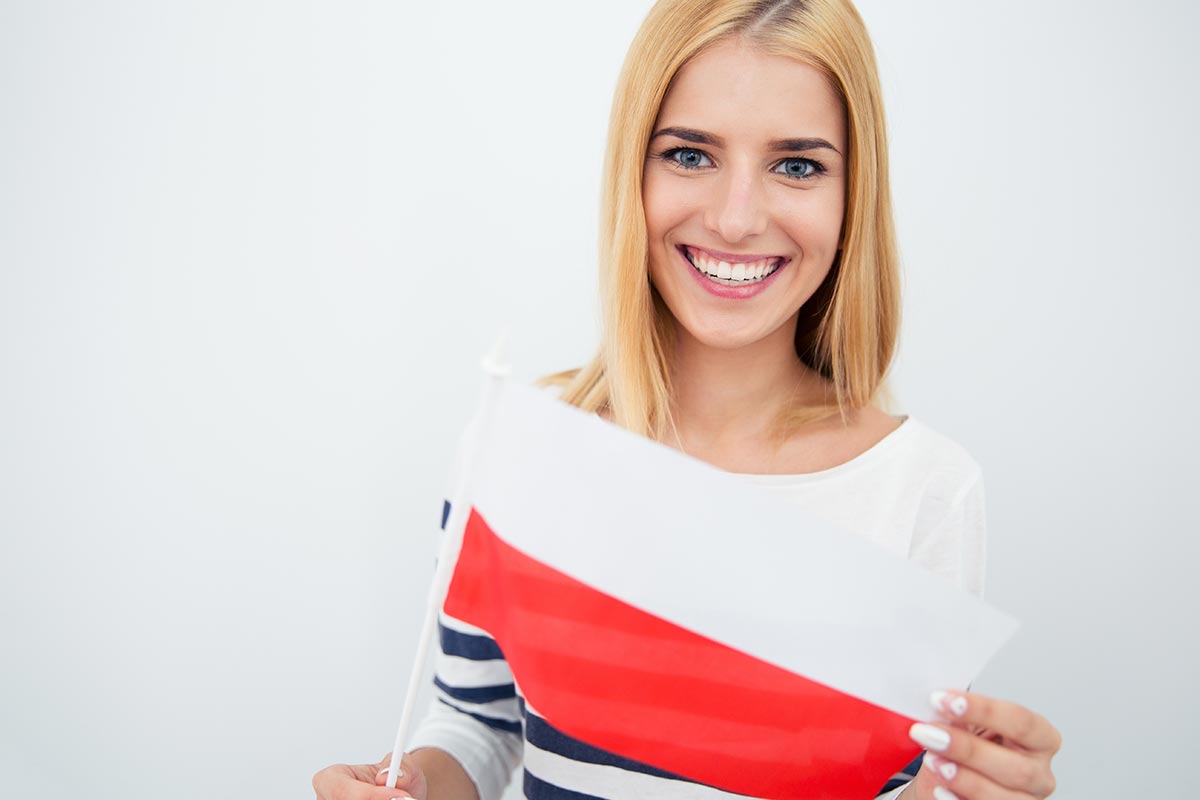 Junge Frau hält kleine polnische Flagge 