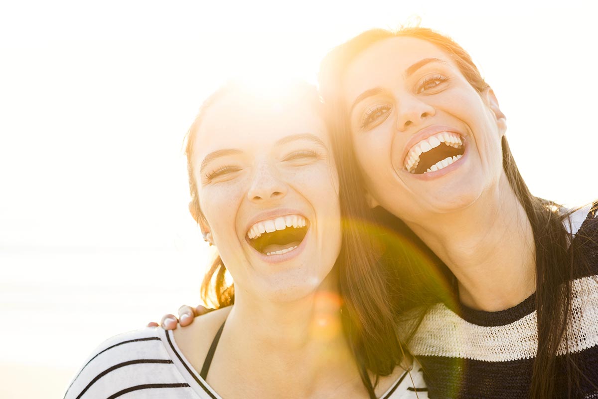 Zwei beste Freundinnen freuen sich über Geburtstagswünsche