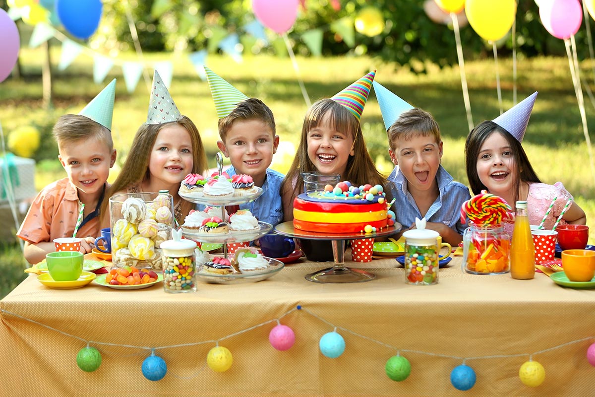Kinder freuen sich zum Geburtstag über herzliche Glückwünsche