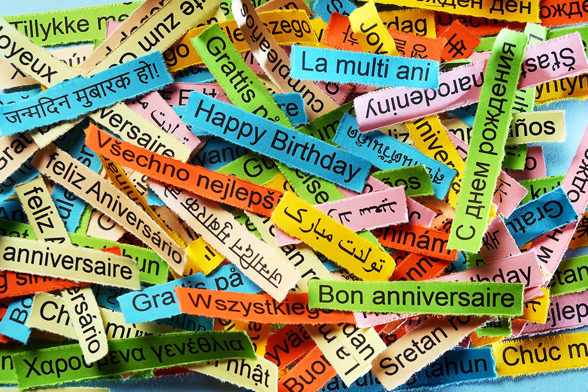 Schnipsel mit Geburtstagswünschen in verschiedenen Sprachen