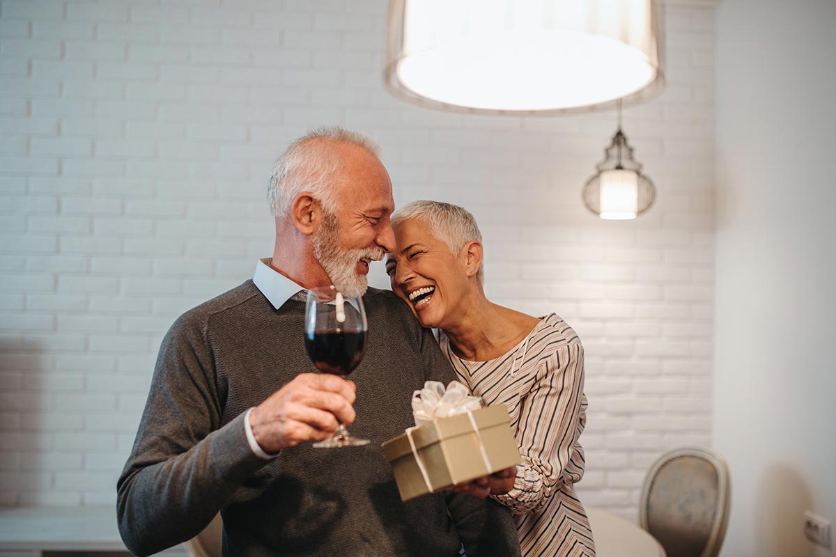 Älteres Ehepaar freut sich zusammen über schöne Geburtstagswünsche