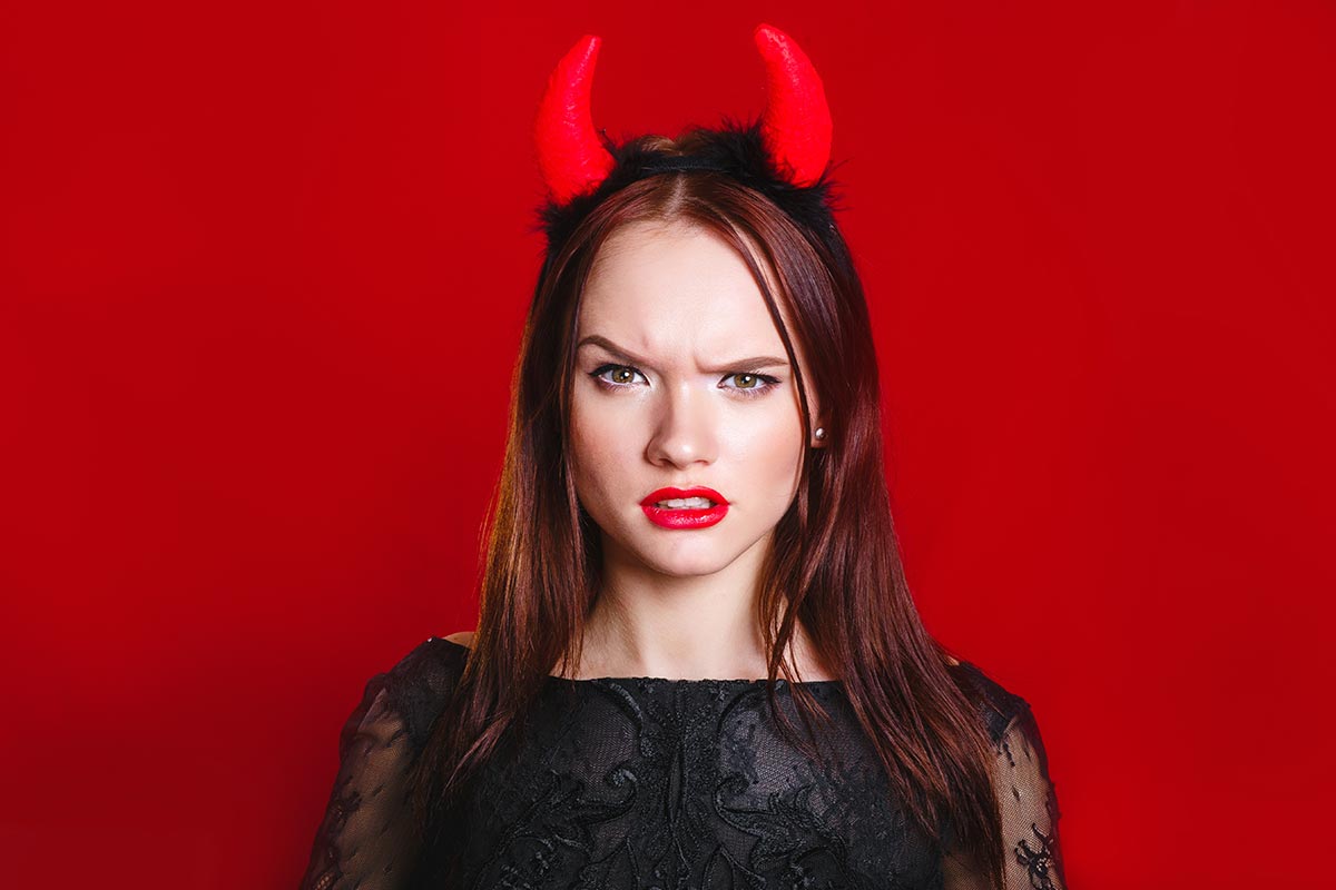 Frau mit roten Teufelshörnern 