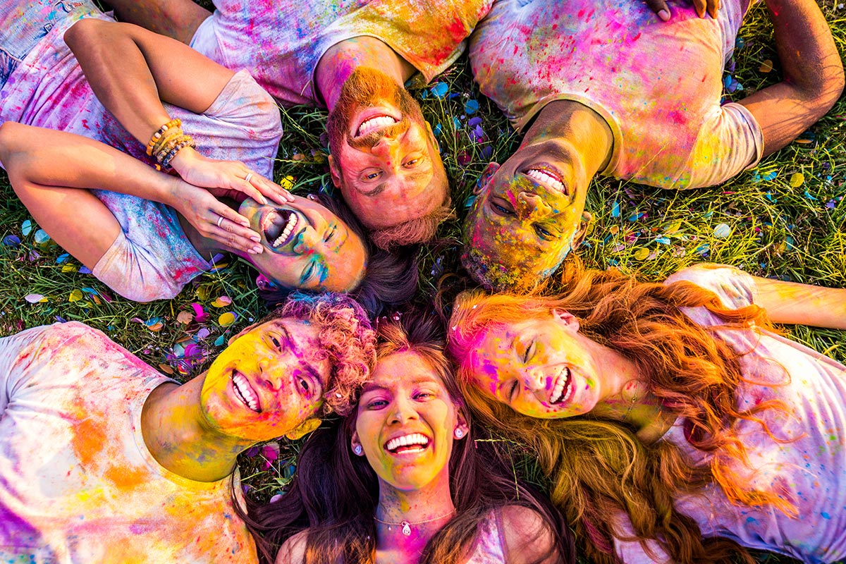 Teenager haben Spaß mit bunten Farben