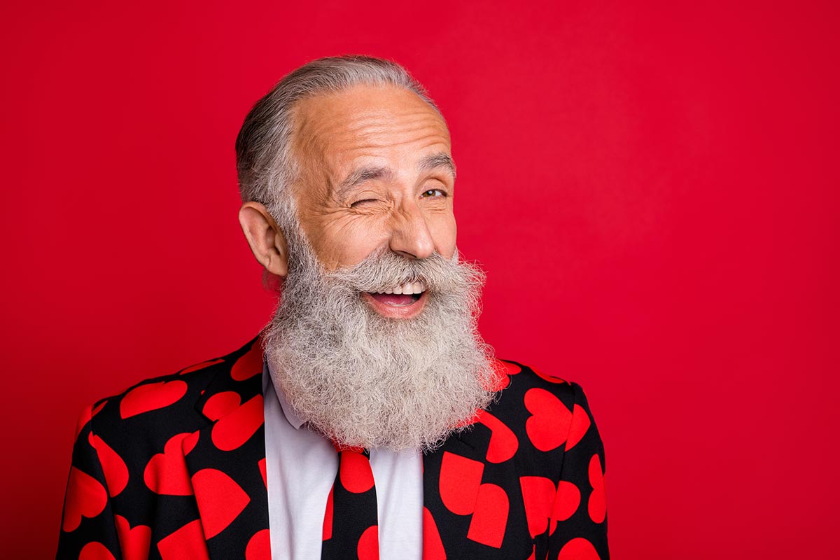 Cooler alter Mann freut sich über lustige Sex & Anmach-Sprüche