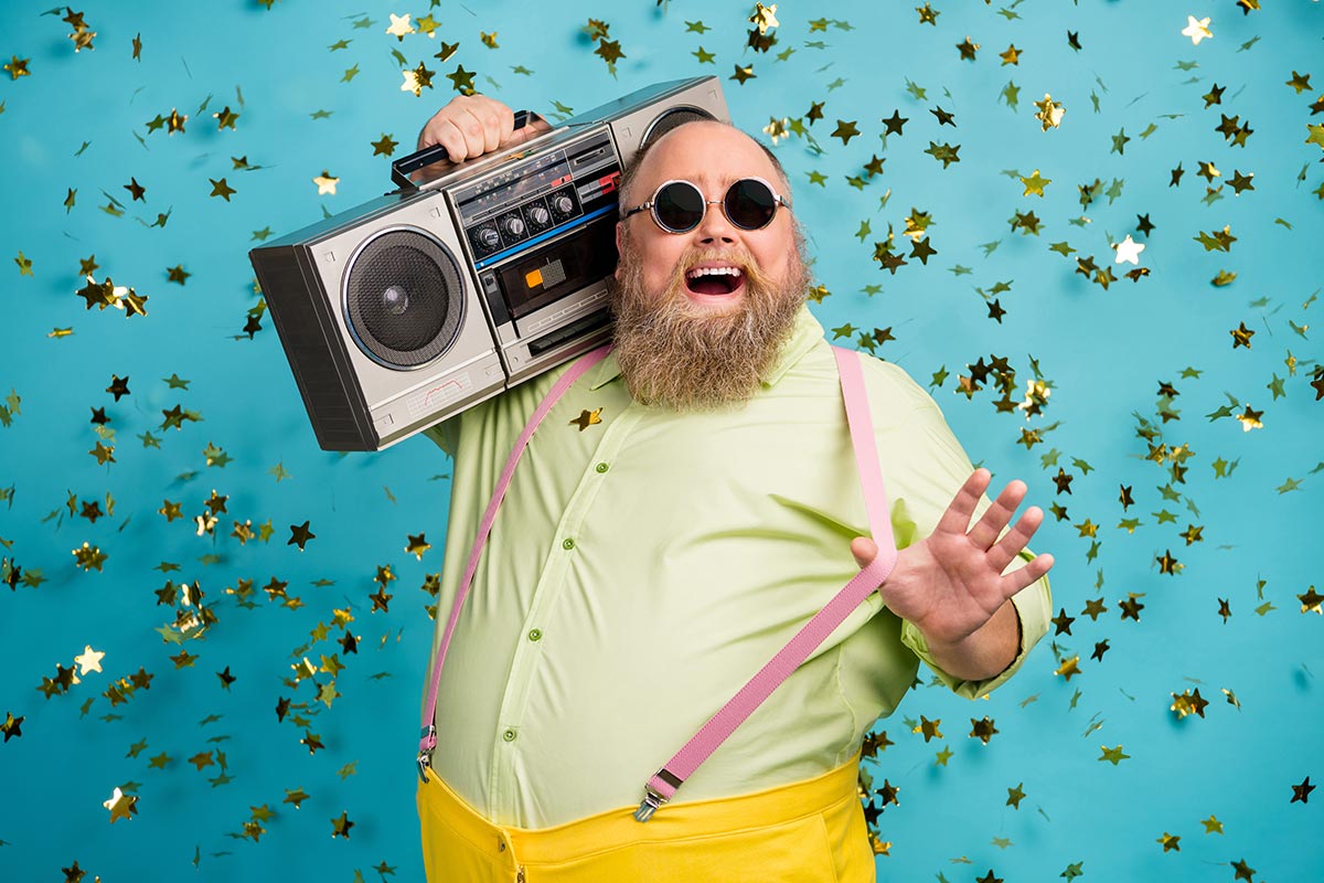 Lustiger Mann mit Sonnenbrille und Ghettoblaster freut sich über Wochenende