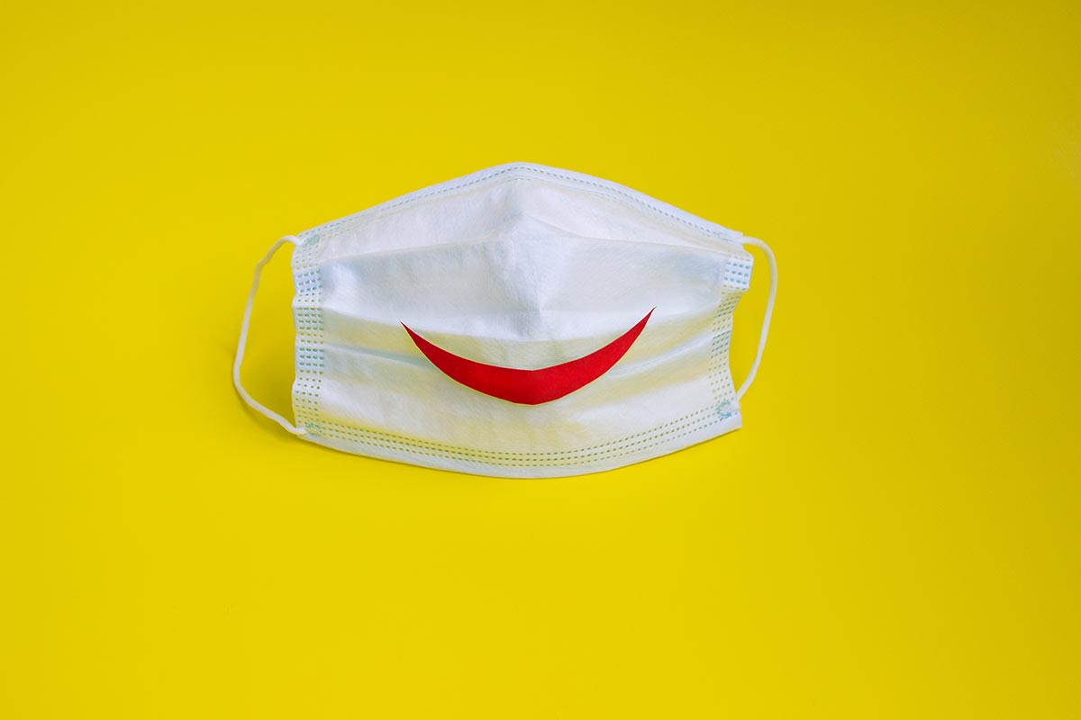 Gesichtsmaske mit Lächeln für lustige Corona- & Quarantäne-Sprüche
