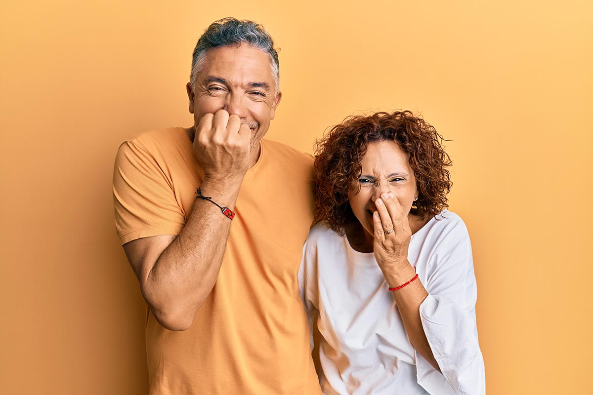 Ehepaar kichert zusammen über lustige zweideutige Sprüche