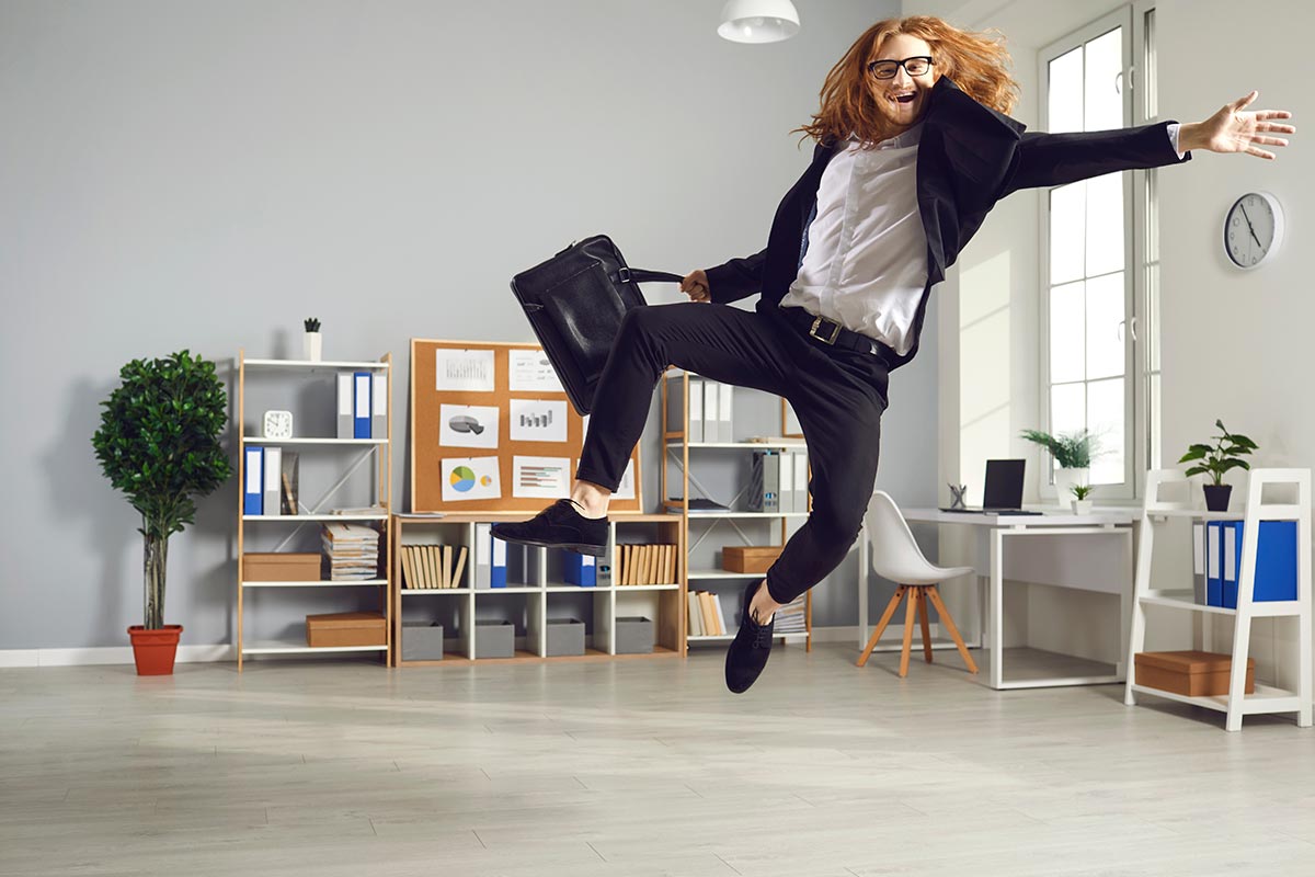 Geschäftsmann freut sich über lustige Sprüche zum Freitag und springt