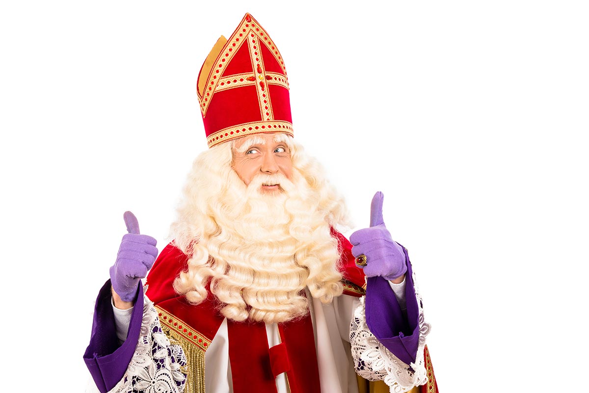 Mann in Nikolaus-Verkleidung freut sich über lustige Nikolaus-Sprüche