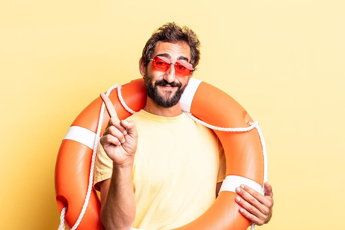 Lustiger Mann mit Rettungsring freut sich über ironische & sarkastische Sprüche