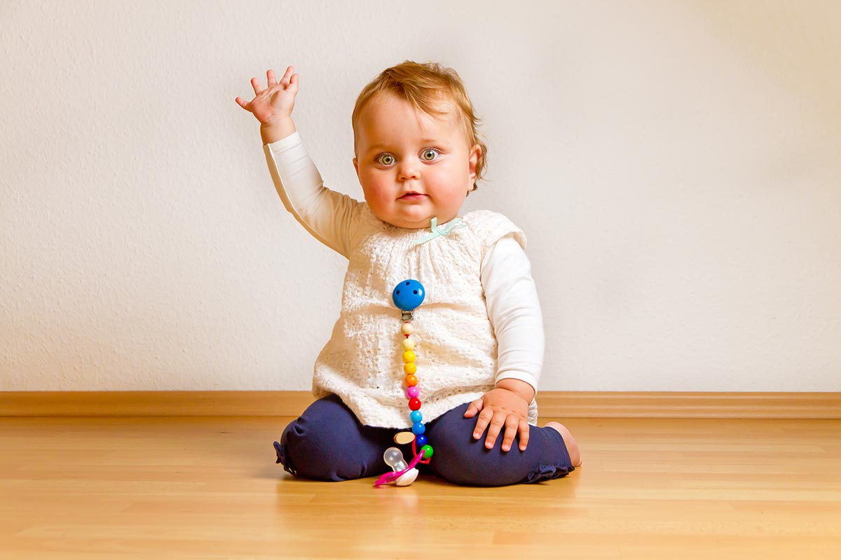 Baby winkt zum Abschied und freut sich über witzige Abschieds-Sprüche