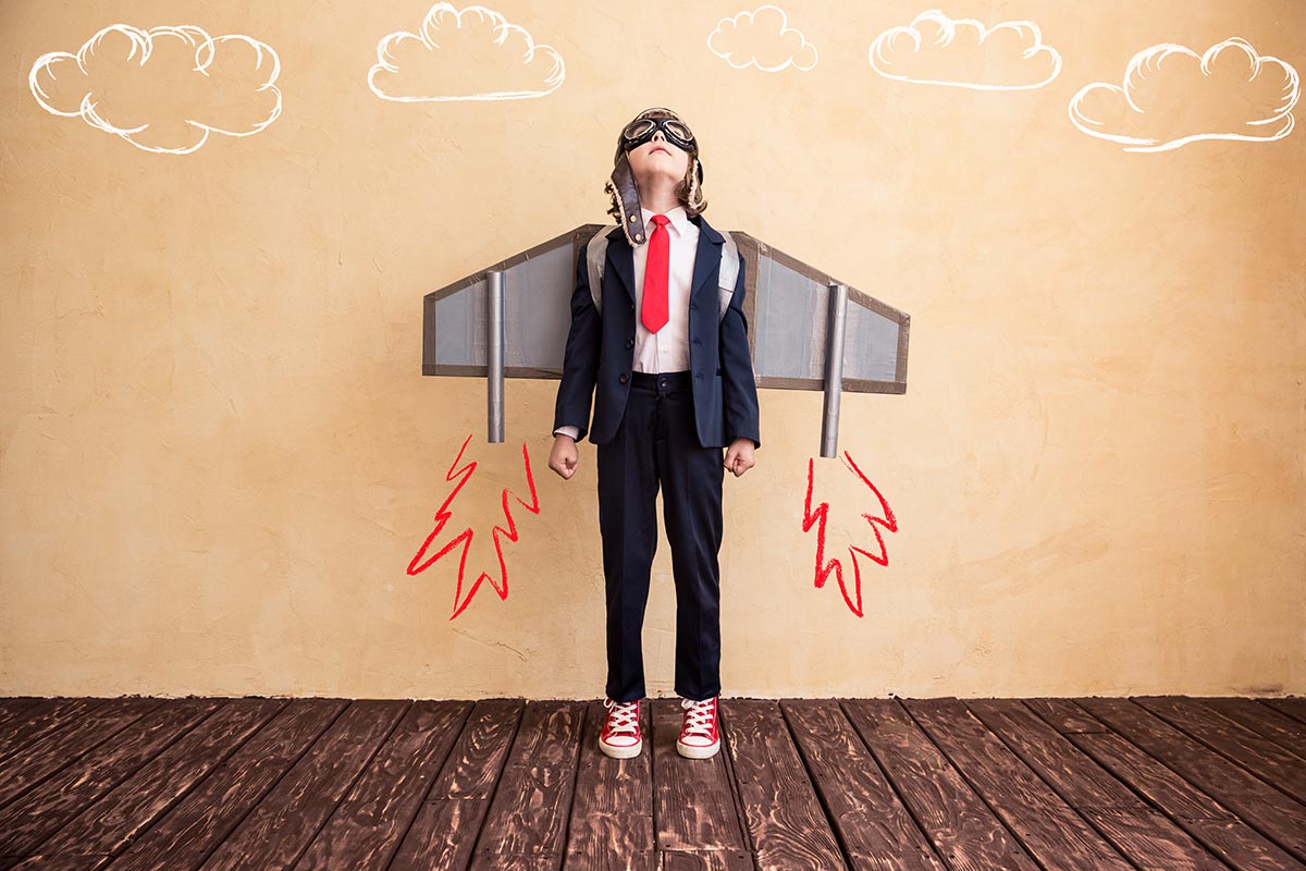 Junge im Geschäfts-Outfit und Raketenrucksack 