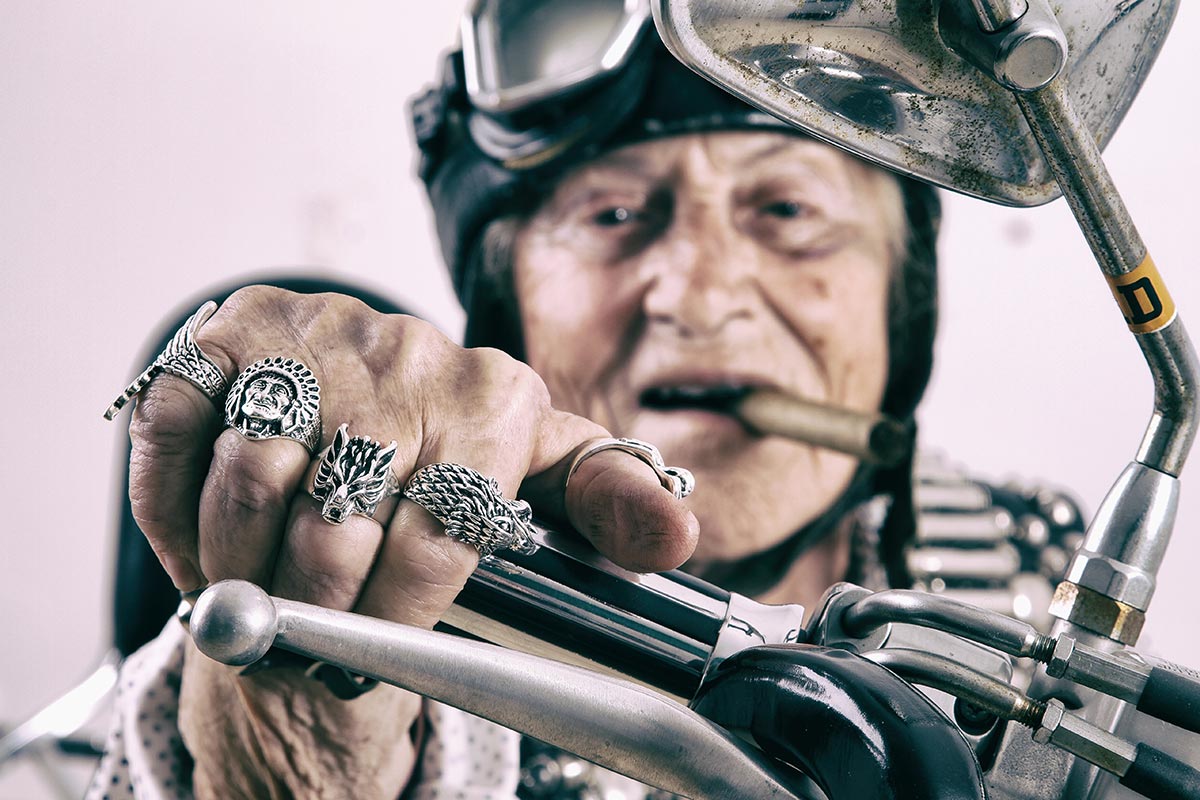 Lustige Oma auf Motorrad freut sich über Coole-Oma-Sprüche