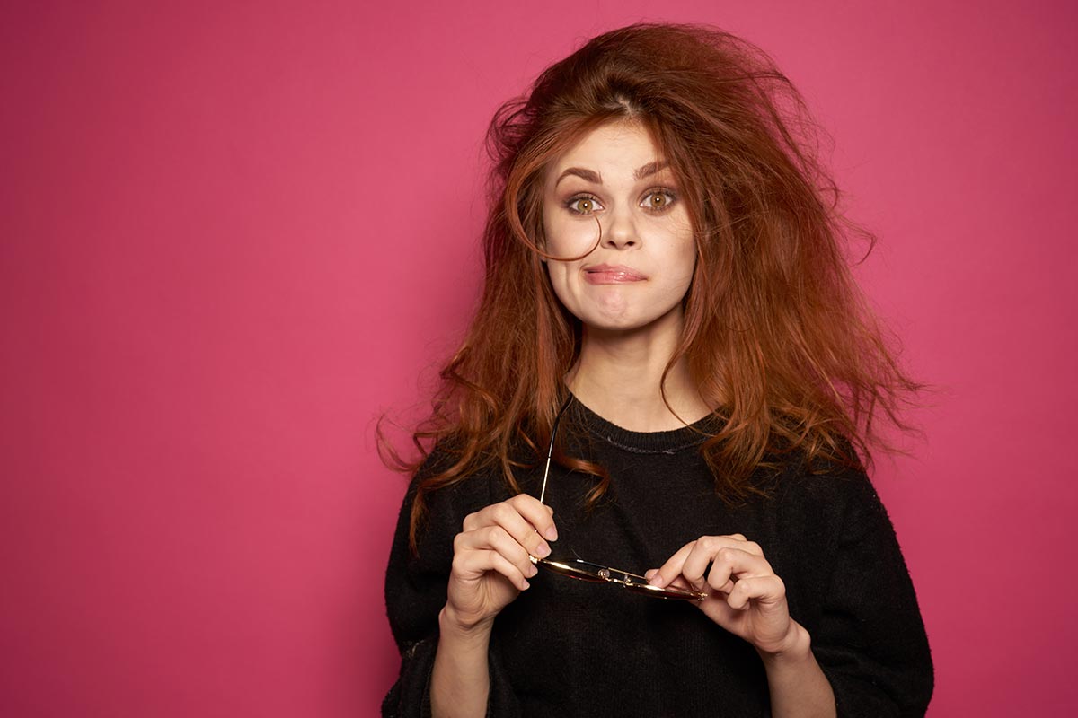 Junge Frau freut sich über lustige Single-Sprüche