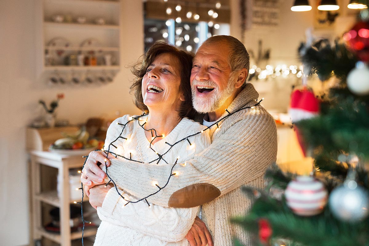 Älteres Pärchen freut sich über witzige Sprüche zum Advent