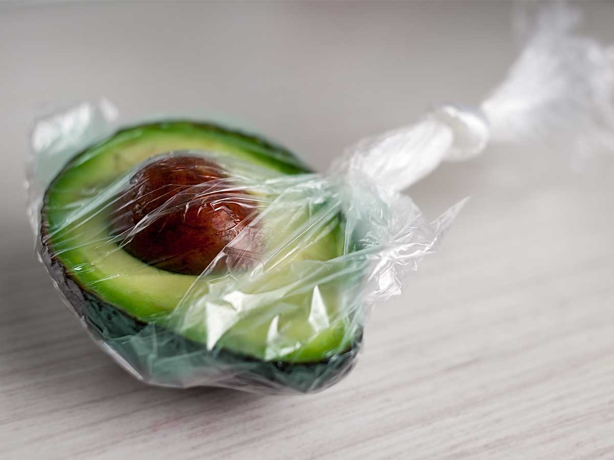 Avocado eingewickelt in Folie